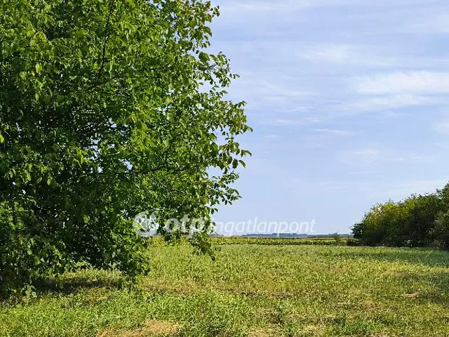 Eladó telek Gyugy, családi házas övezet 2093 nm