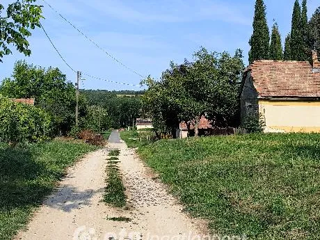 Eladó telek Gyugy