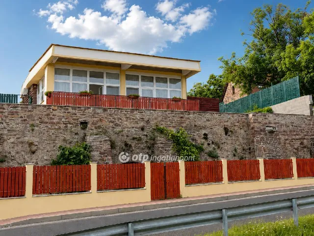 Eladó kereskedelmi és ipari ingatlan Balatonszepezd 300 nm