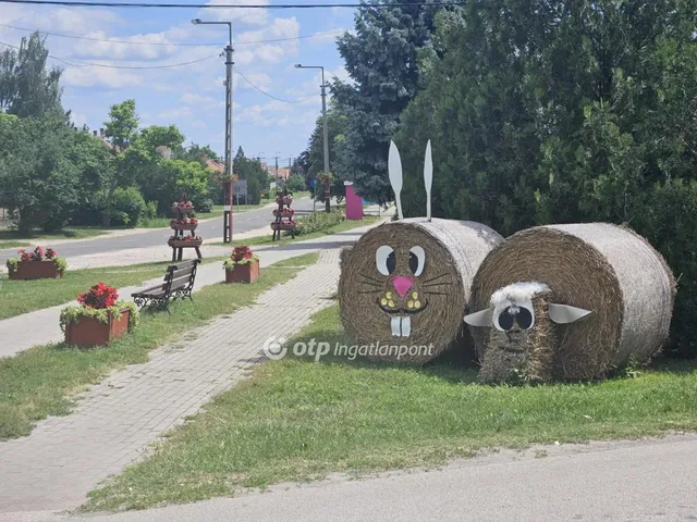Eladó telek Kőröstetétlen