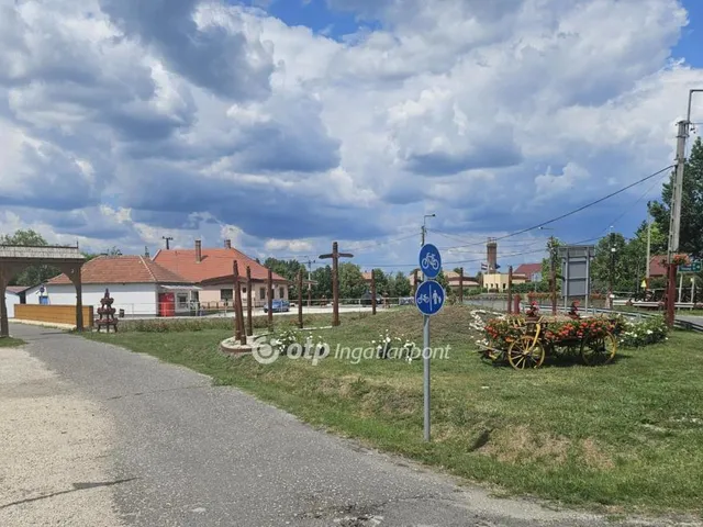 Eladó telek Kőröstetétlen