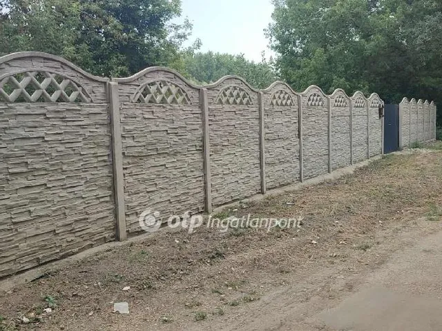 Eladó telek Szolnok 2300 nm