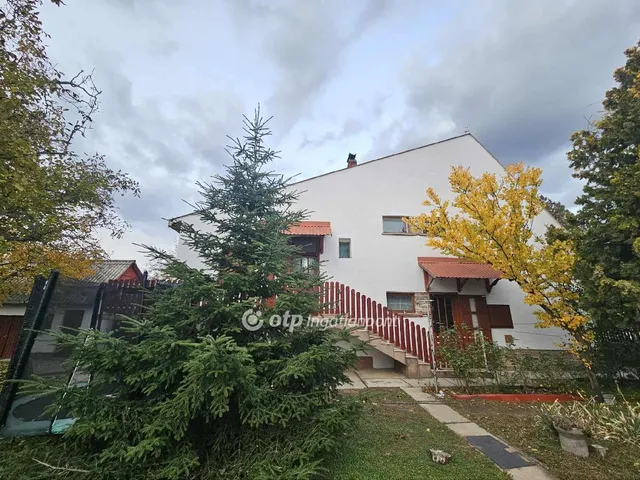 Eladó ház Tiszajenő 178 nm