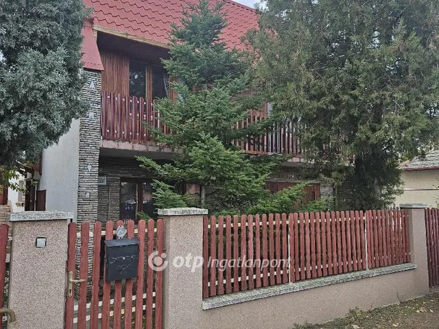 Eladó ház Tiszajenő 178 nm