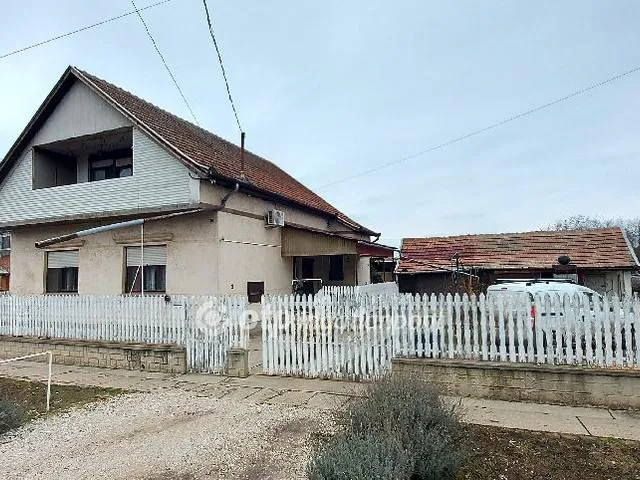 Eladó ház Tiszaföldvár 160 nm
