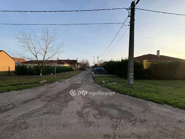 Eladó telek Karcag