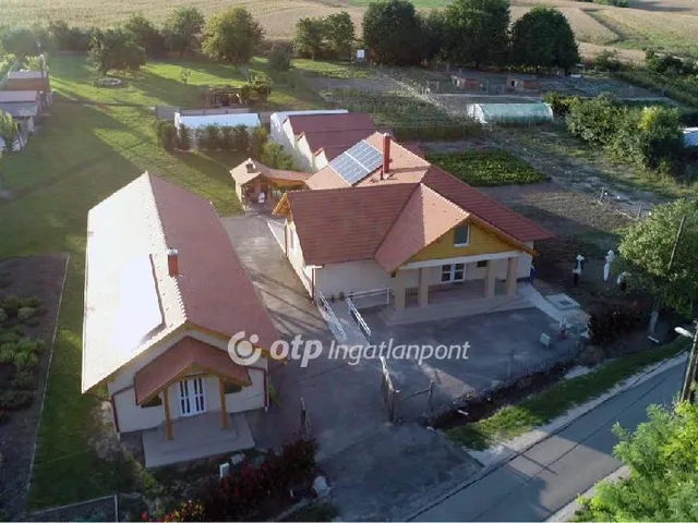 Eladó ház Úrhida 348 nm