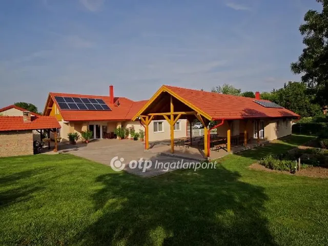 Eladó ház Úrhida 348 nm
