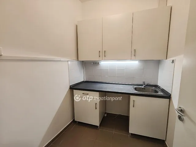 Kiadó kereskedelmi és ipari ingatlan Szolnok, Belváros 98 nm