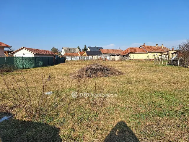 Eladó telek Tiszafüred 600 nm