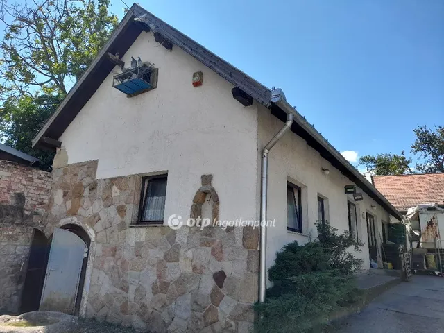 Eladó kereskedelmi és ipari ingatlan Solymár, Központ 300 nm