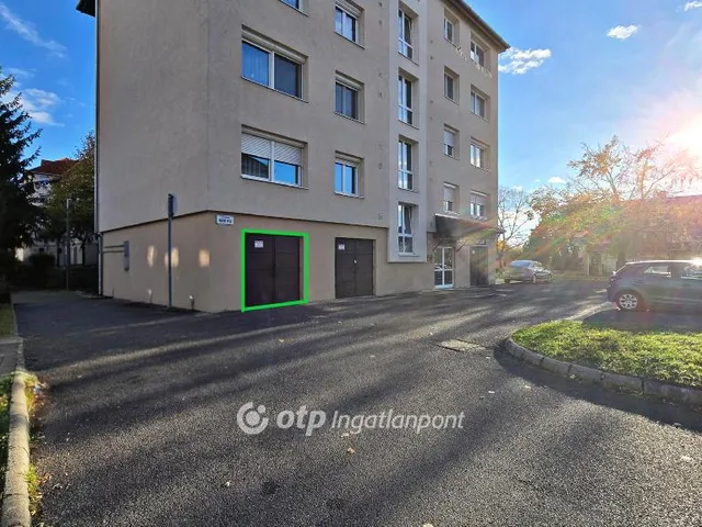 Eladó garázs Pápa 18 nm