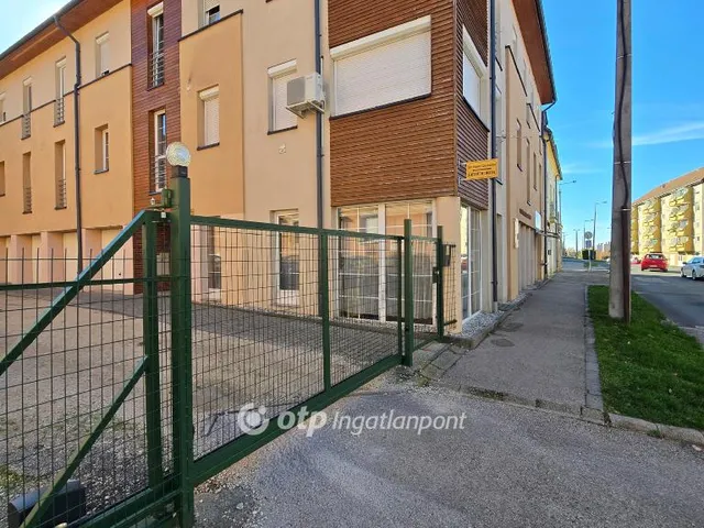 Eladó kereskedelmi és ipari ingatlan Pápa 21 nm