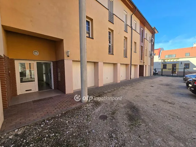 Eladó kereskedelmi és ipari ingatlan Pápa 21 nm