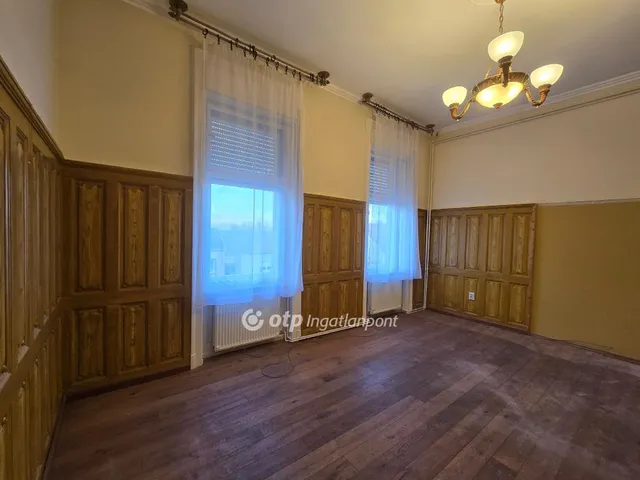 Eladó lakás Pápa, Alsóváros 112 nm