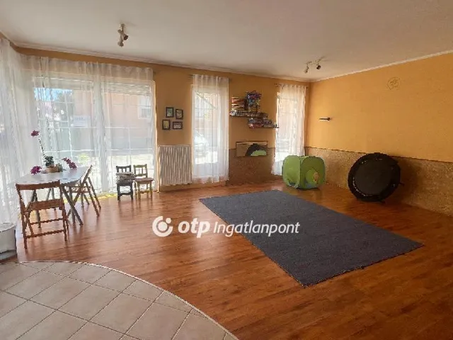 Eladó kereskedelmi és ipari ingatlan Pápa, Belváros 64 nm