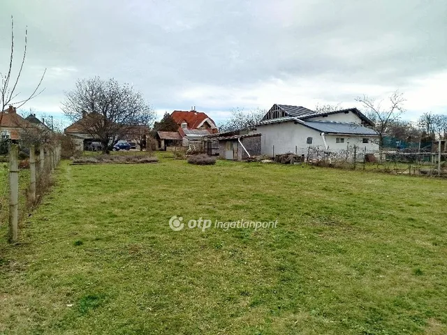 Eladó telek Pápa, Erzsébetváros 735 nm