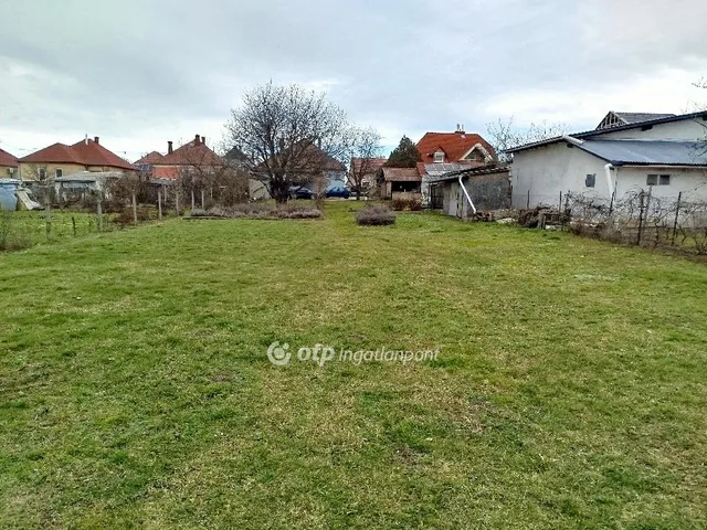 Eladó telek Pápa, Erzsébetváros 735 nm