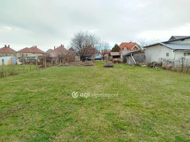 Eladó telek Pápa, Erzsébetváros 735 nm