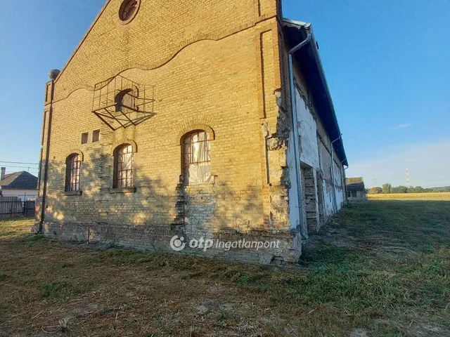 Eladó kereskedelmi és ipari ingatlan Bátya, falu szélén 1000 nm