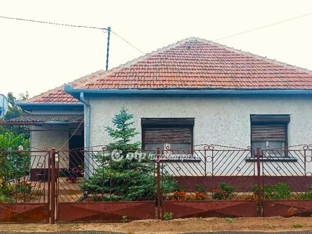 Eladó ház Tiszajenő 60 nm
