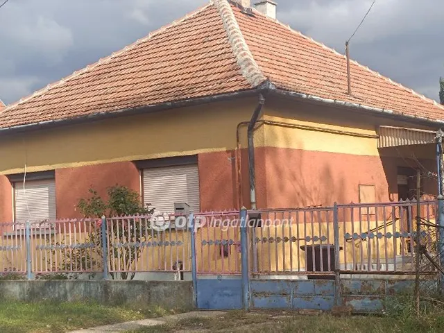 Eladó ház Tiszajenő 74 nm
