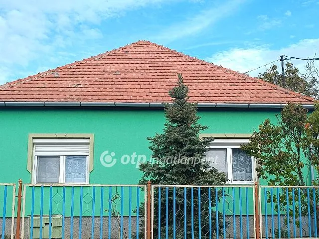 Eladó ház Törtel 120 nm