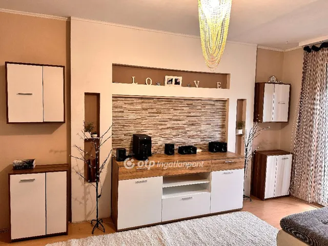 Eladó lakás Szolnok, Széchenyi-lakótelep 54 nm