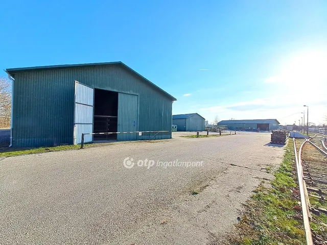 Eladó kereskedelmi és ipari ingatlan Kecskemét, Műkertváros 170 nm