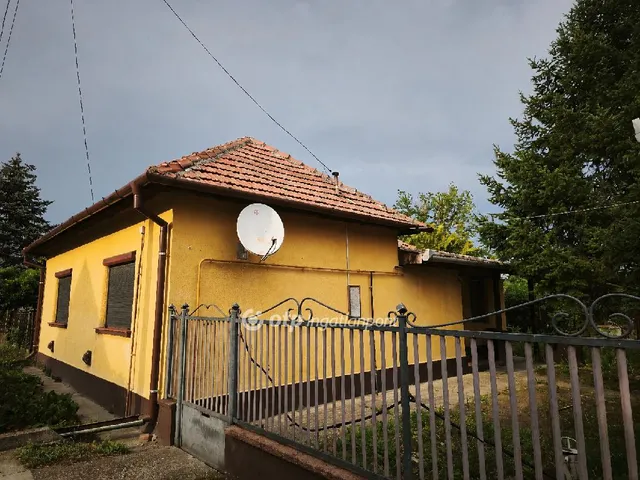 Eladó ház Tiszajenő 63 nm