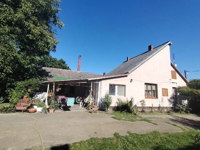 Eladó ház Kömörő, Fő utca 167 nm