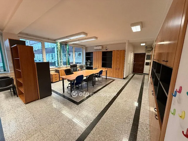 Kiadó kereskedelmi és ipari ingatlan Nyíregyháza, Belváros 145 nm