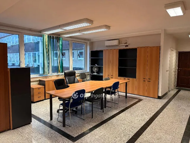 Kiadó kereskedelmi és ipari ingatlan Nyíregyháza, Belváros 145 nm