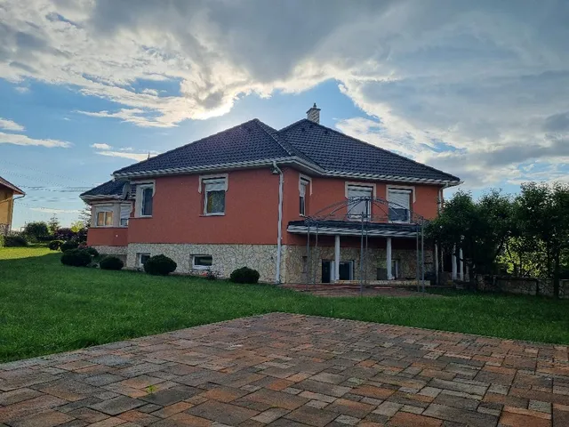 Eladó ház Bakonyszentlászló 259 nm