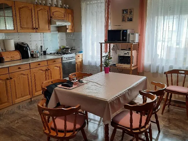 Eladó ház Pápa, Simaházi utca 295 nm
