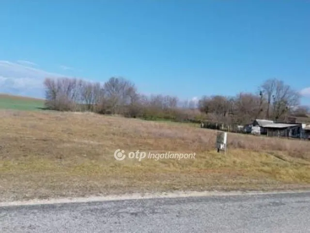 Eladó telek Kup