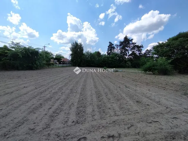 Eladó telek Dánszentmiklós 2112 nm