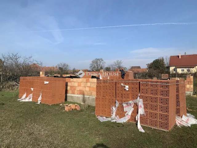 Eladó telek Dánszentmiklós 1080 nm