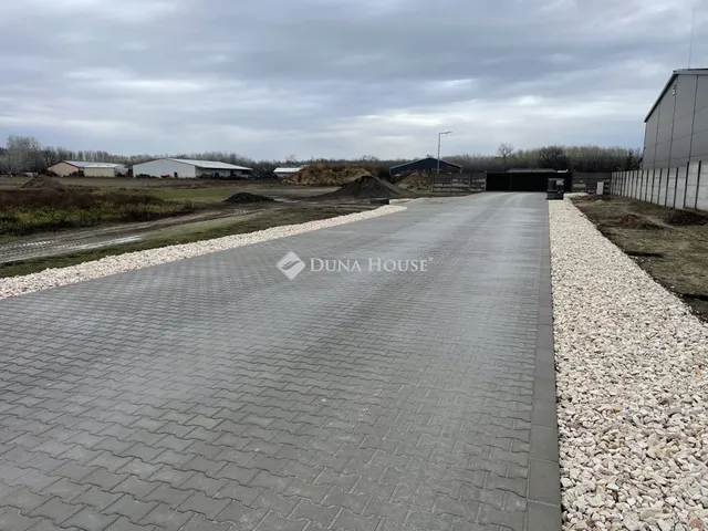 Eladó kereskedelmi és ipari ingatlan Bugyi 7695 nm