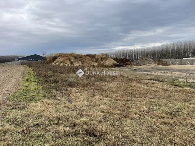 Eladó kereskedelmi és ipari ingatlan Bugyi 7695 nm