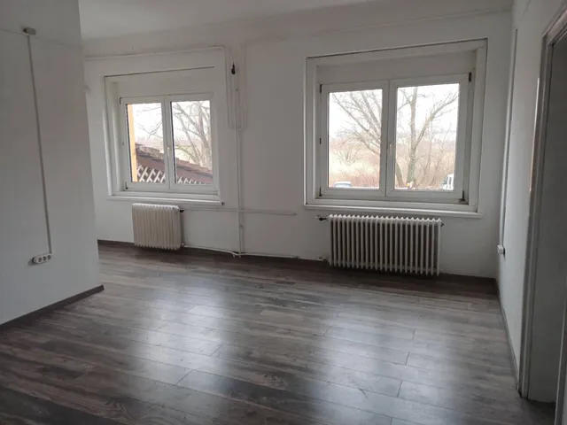 Kiadó kereskedelmi és ipari ingatlan Solymár 19 nm