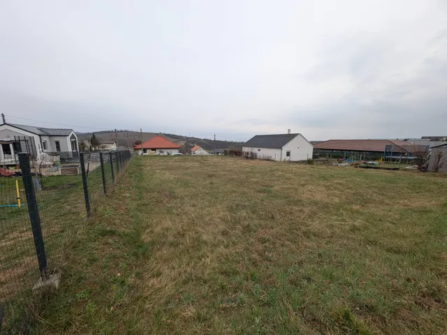 Eladó telek Tinnye 892 nm