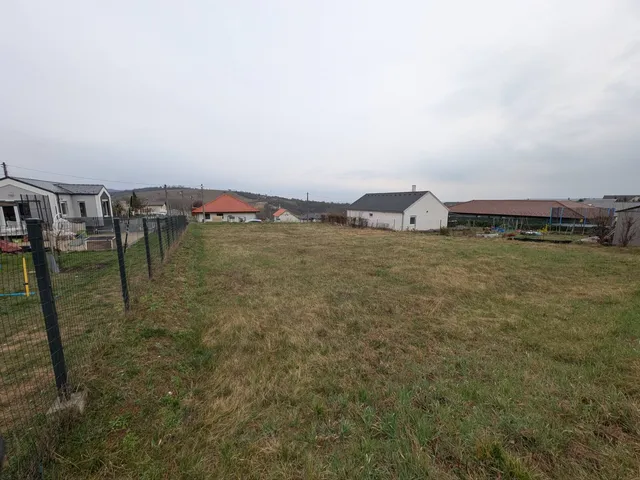 Eladó telek Tinnye 892 nm