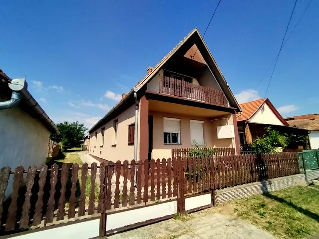 Eladó ház Balatonújlak 185 nm