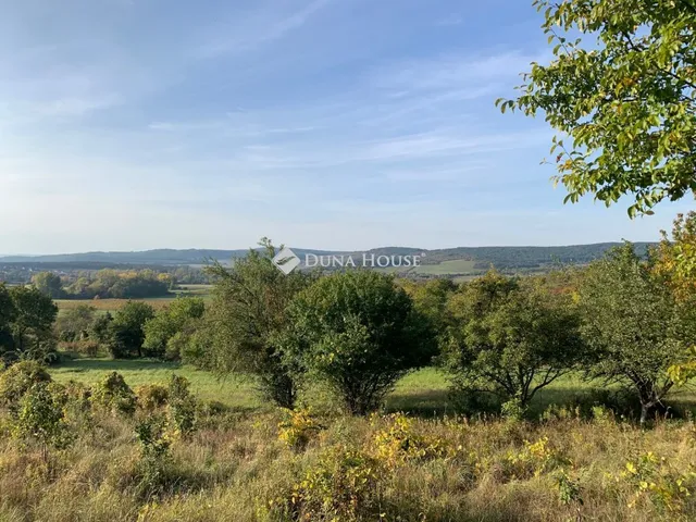 Eladó telek Pécsely 26509 nm