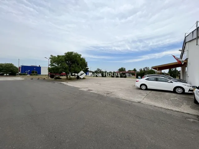 Eladó kereskedelmi és ipari ingatlan Paks 402 nm
