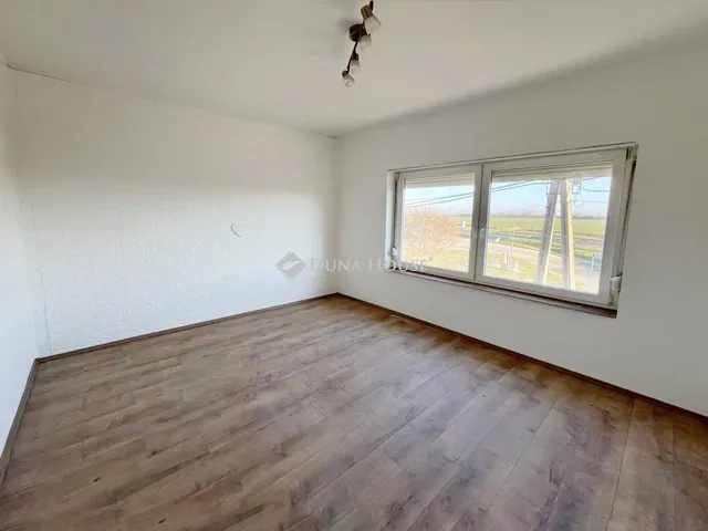 Kiadó ház Paks 200 nm