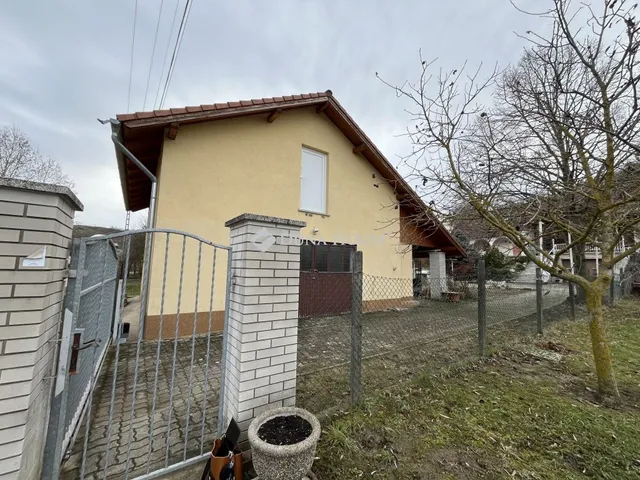 Eladó mezőgazdasági ingatlan Szekszárd 104 nm