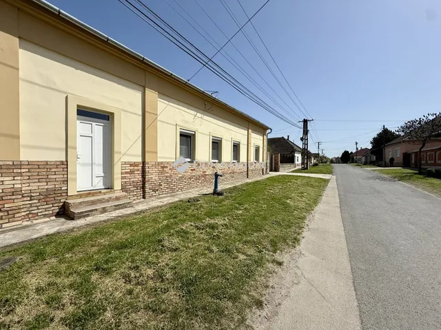 Kiadó ház Fadd 200 nm