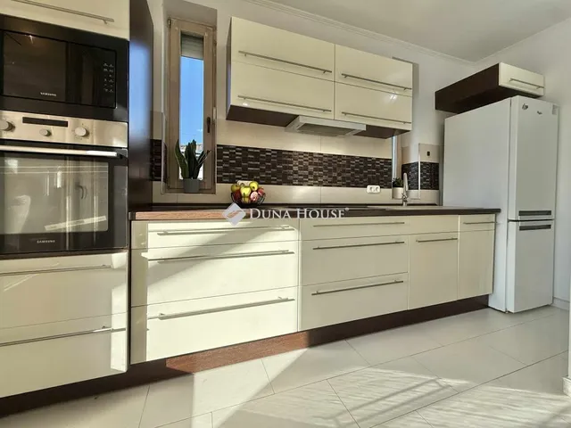 Eladó lakás Paks, Kosár utca 74 nm